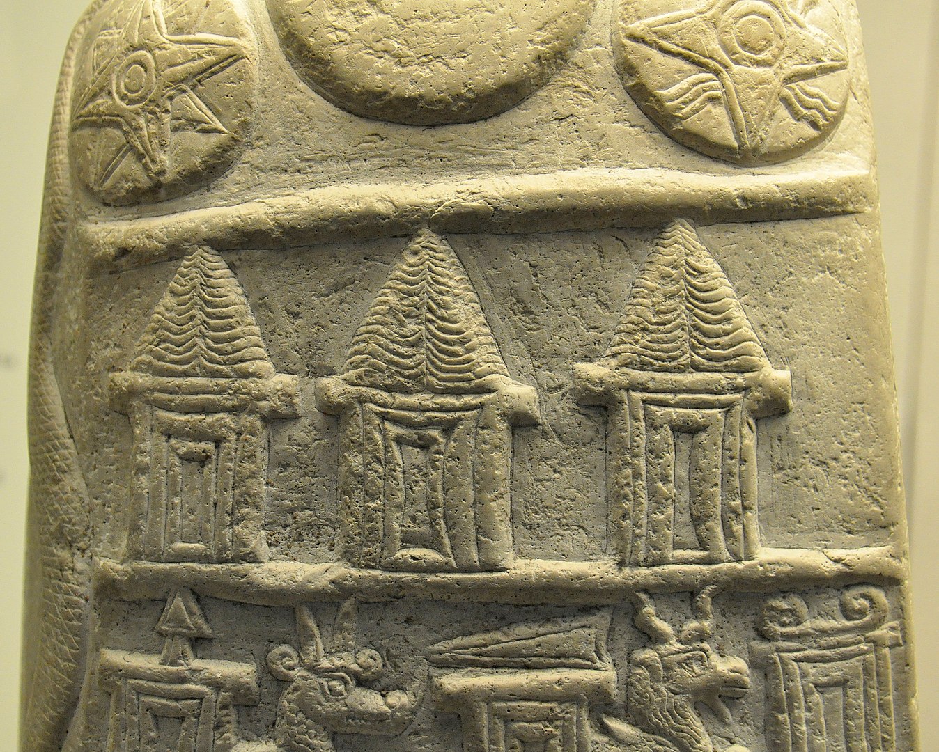 Representação de Anu, deus dos sumérios em sítio arqueológico